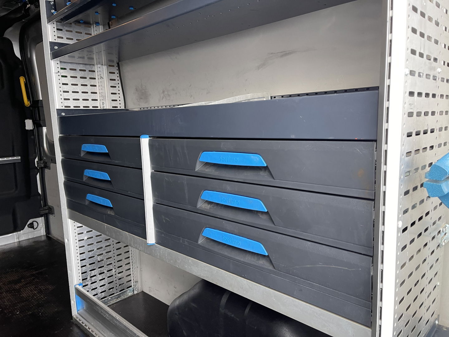 Ford Transit 310 2.0 TDCI 130pk L3H2 Trend / vaste prijs rijklaar € 18.950 ex btw / lease vanaf € 319 / Sortimo ingerichte laadruimte met omvormer / distributie riem vervangen!