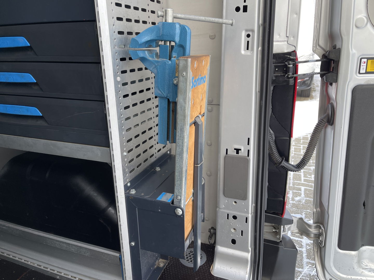 Ford Transit 310 2.0 TDCI 130pk L3H2 Trend / vaste prijs rijklaar € 18.950 ex btw / lease vanaf € 319 / Sortimo ingerichte laadruimte met omvormer / distributie riem vervangen!