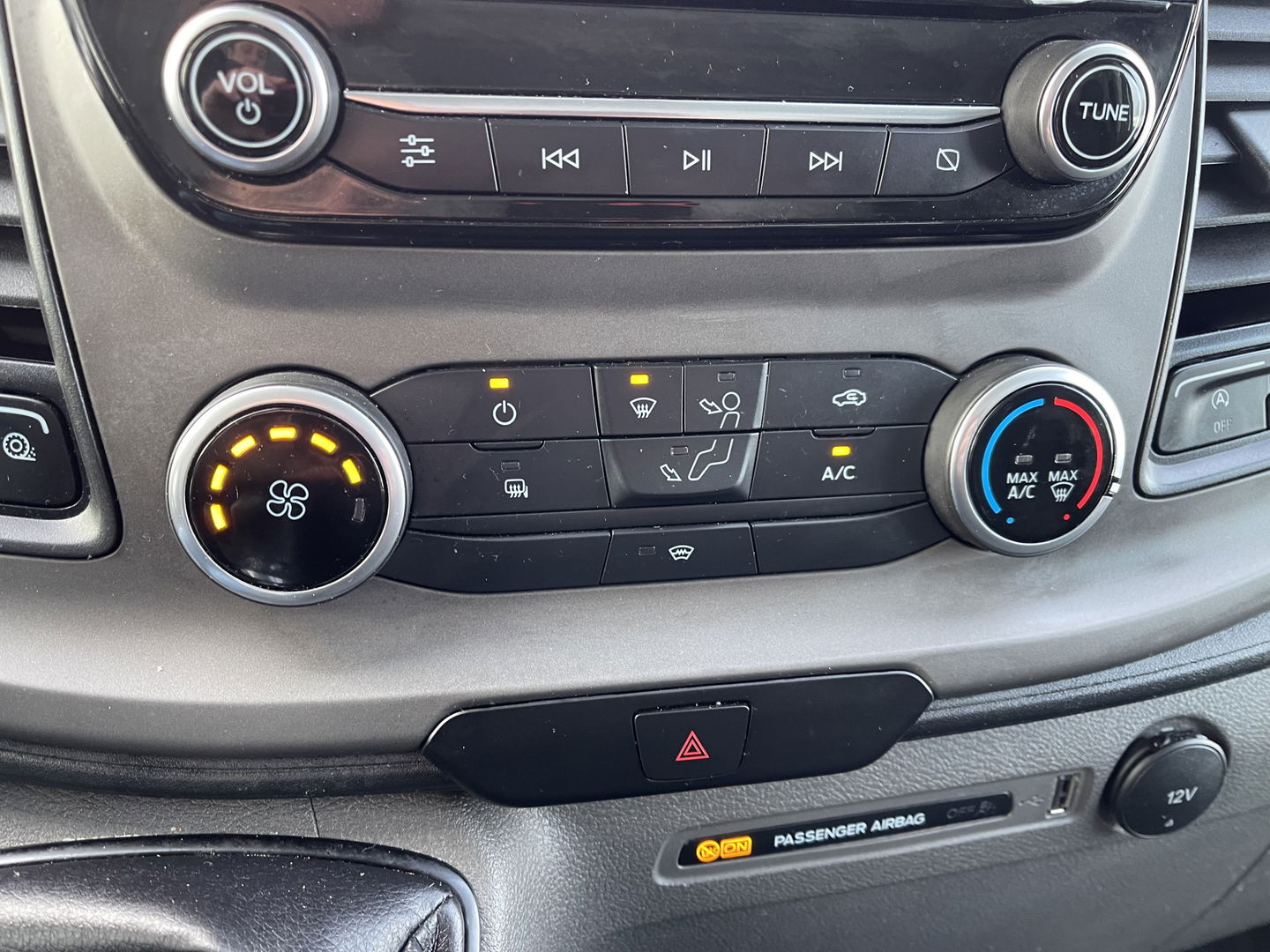 Ford Transit 310 2.0 TDCI 130pk L3H2 Trend / vaste prijs rijklaar € 18.950 ex btw / lease vanaf € 319 / Sortimo ingerichte laadruimte met omvormer / distributie riem vervangen!