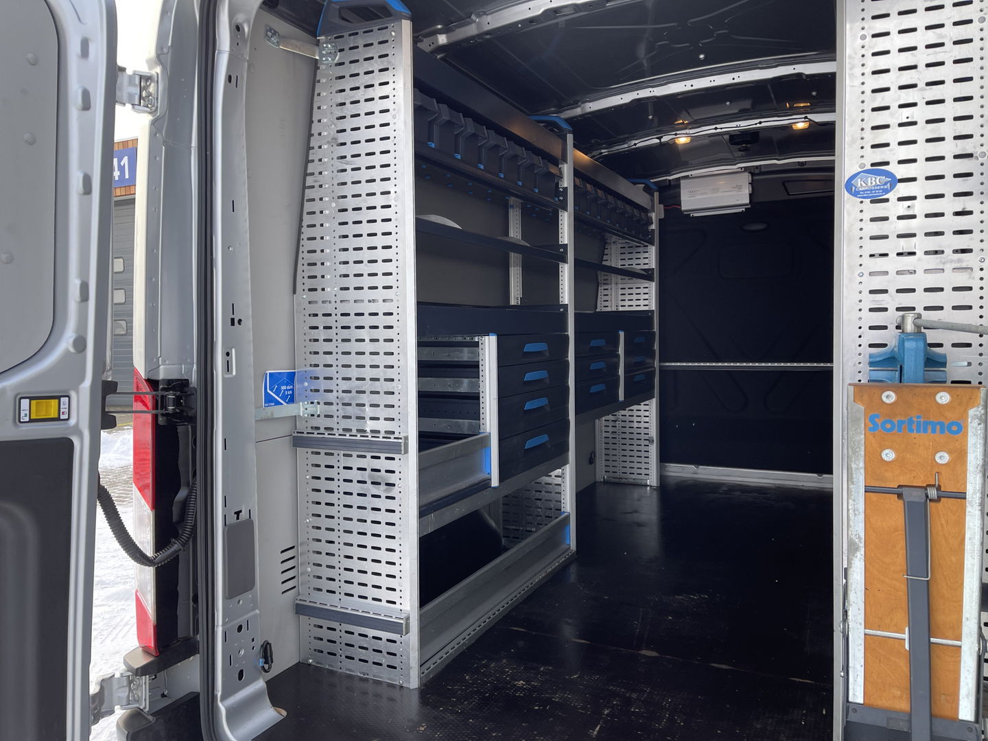 Ford Transit 310 2.0 TDCI 130pk L3H2 Trend / vaste prijs rijklaar € 18.950 ex btw / lease vanaf € 319 / Sortimo ingerichte laadruimte met omvormer / distributie riem vervangen!