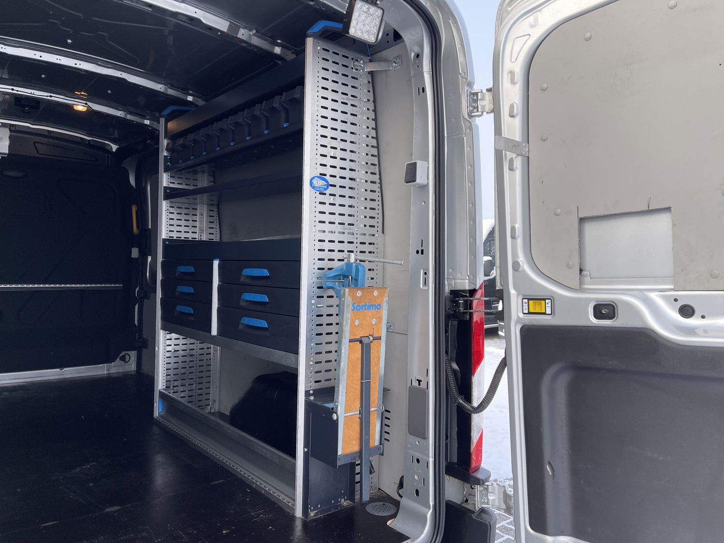 Ford Transit 310 2.0 TDCI 130pk L3H2 Trend / vaste prijs rijklaar € 18.950 ex btw / lease vanaf € 319 / Sortimo ingerichte laadruimte met omvormer / distributie riem vervangen!