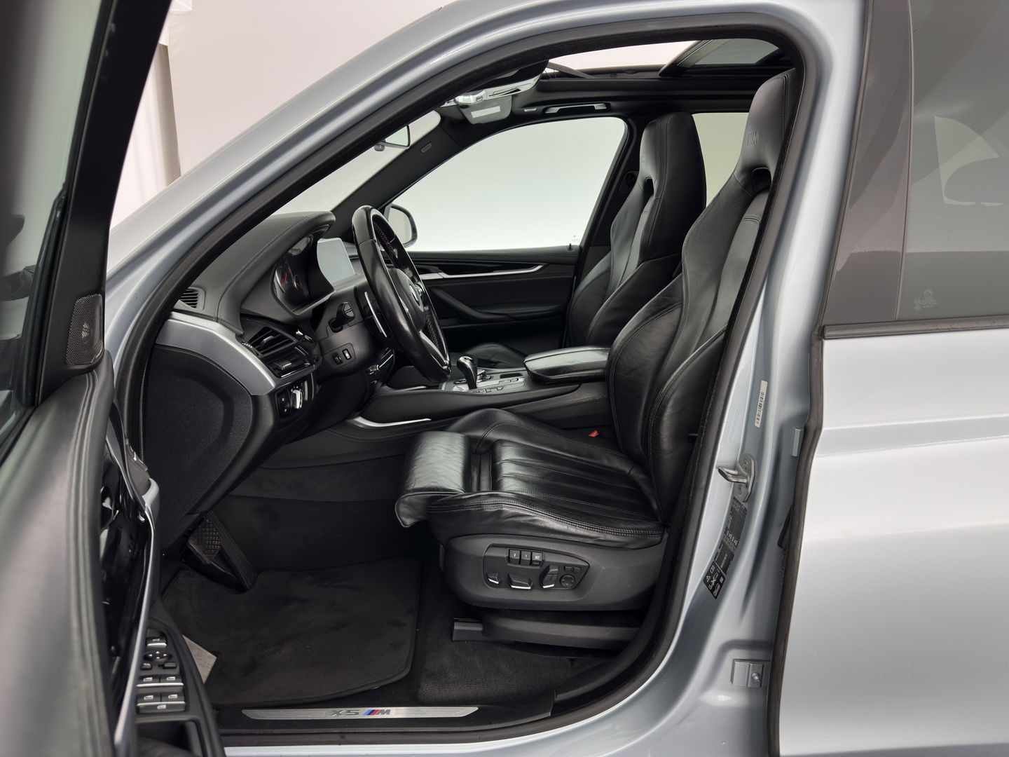 BMW X5 M Aut. *PANO | HEAD-UP | LEATHER | FULL-LED | NAVI-FULLMAP | MEMORY-PACK | HARMAN/KARDON-AUDIO | KEYLESS | CAMERA | HEATED-COMFORTSEATS | SHIFTPADDLES | TOWBAR | 20''ALU*