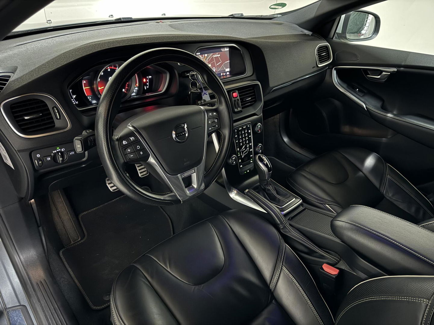 Volvo V40 2.0 T4 R-Design Pano Leer Camera Cruise Navi Trekh. NAP