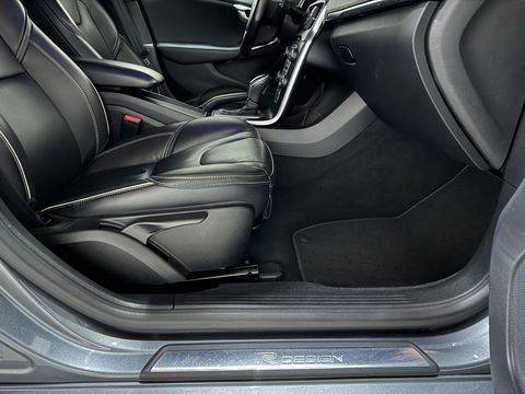 Volvo V40 2.0 T4 R-Design Pano Leer Camera Cruise Navi Trekh. NAP
