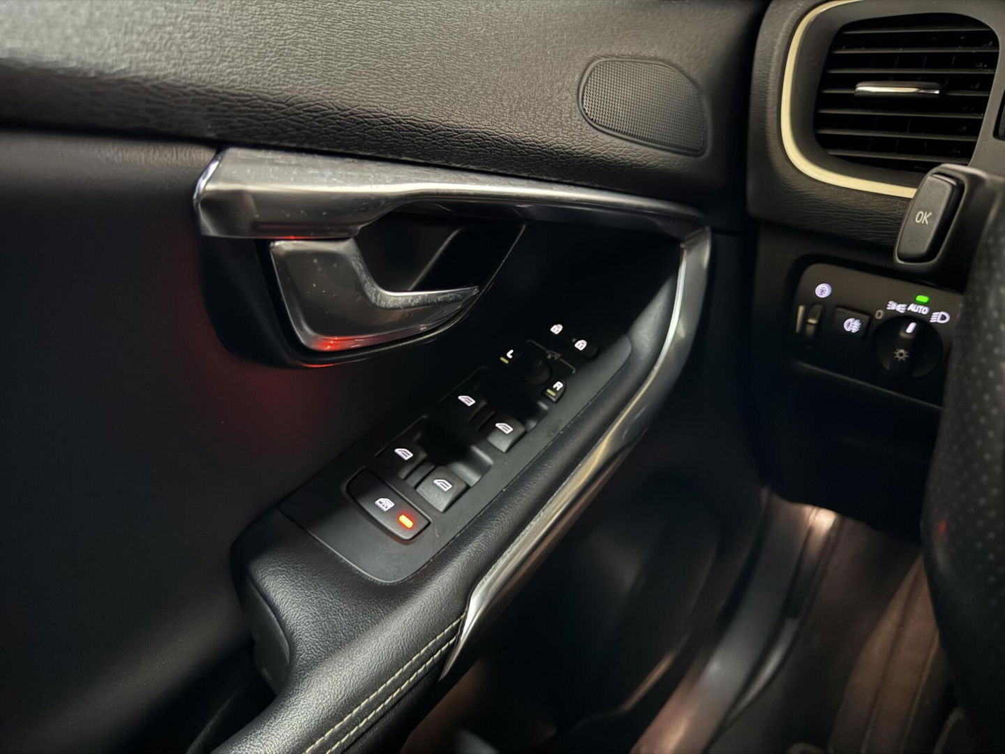 Volvo V40 2.0 T4 R-Design Pano Leer Camera Cruise Navi Trekh. NAP