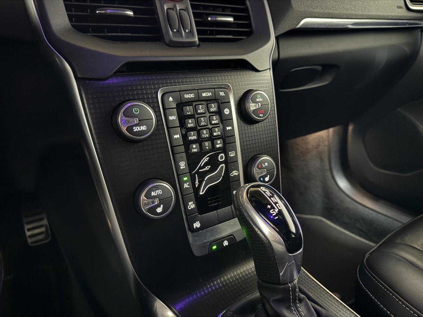 Volvo V40 2.0 T4 R-Design Pano Leer Camera Cruise Navi Trekh. NAP