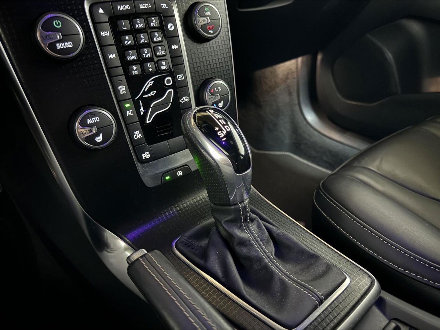 Volvo V40 2.0 T4 R-Design Pano Leer Camera Cruise Navi Trekh. NAP