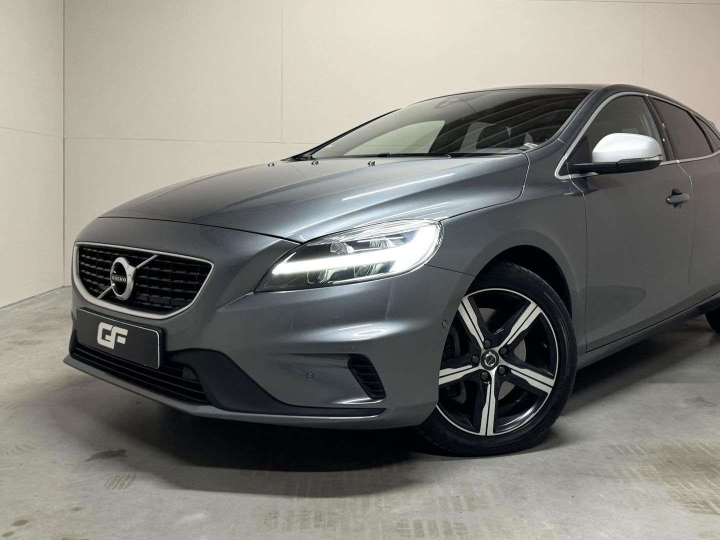 Volvo V40 2.0 T4 R-Design Pano Leer Camera Cruise Navi Trekh. NAP