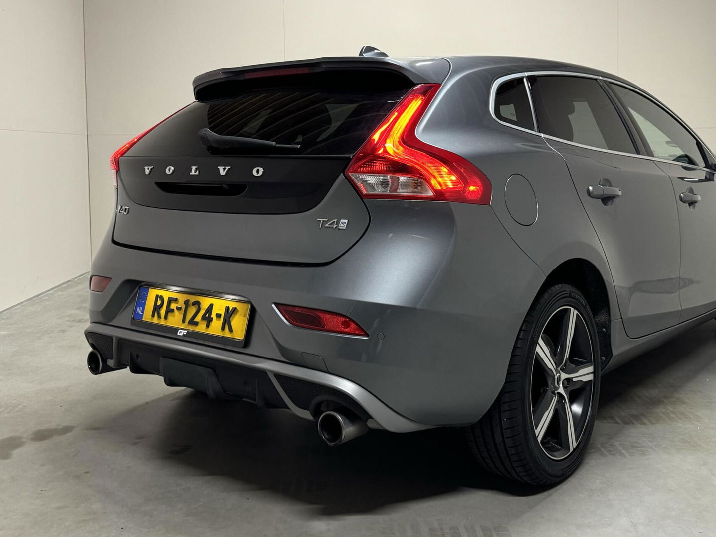 Volvo V40 2.0 T4 R-Design Pano Leer Camera Cruise Navi Trekh. NAP