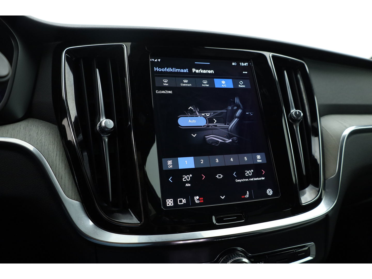 Volvo V60 2.0 T6 Plug-in hybrid AWD Plus Bright | Pilot Ass. | Blis | H&K | Elek. stoel met mem. | Stuur- & 4x stoelverw. |