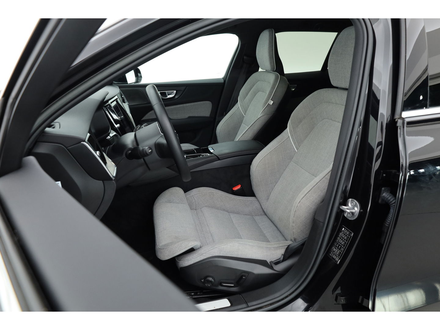 Volvo V60 2.0 T6 Plug-in hybrid AWD Plus Bright | Pilot Ass. | Blis | H&K | Elek. stoel met mem. | Stuur- & 4x stoelverw. |