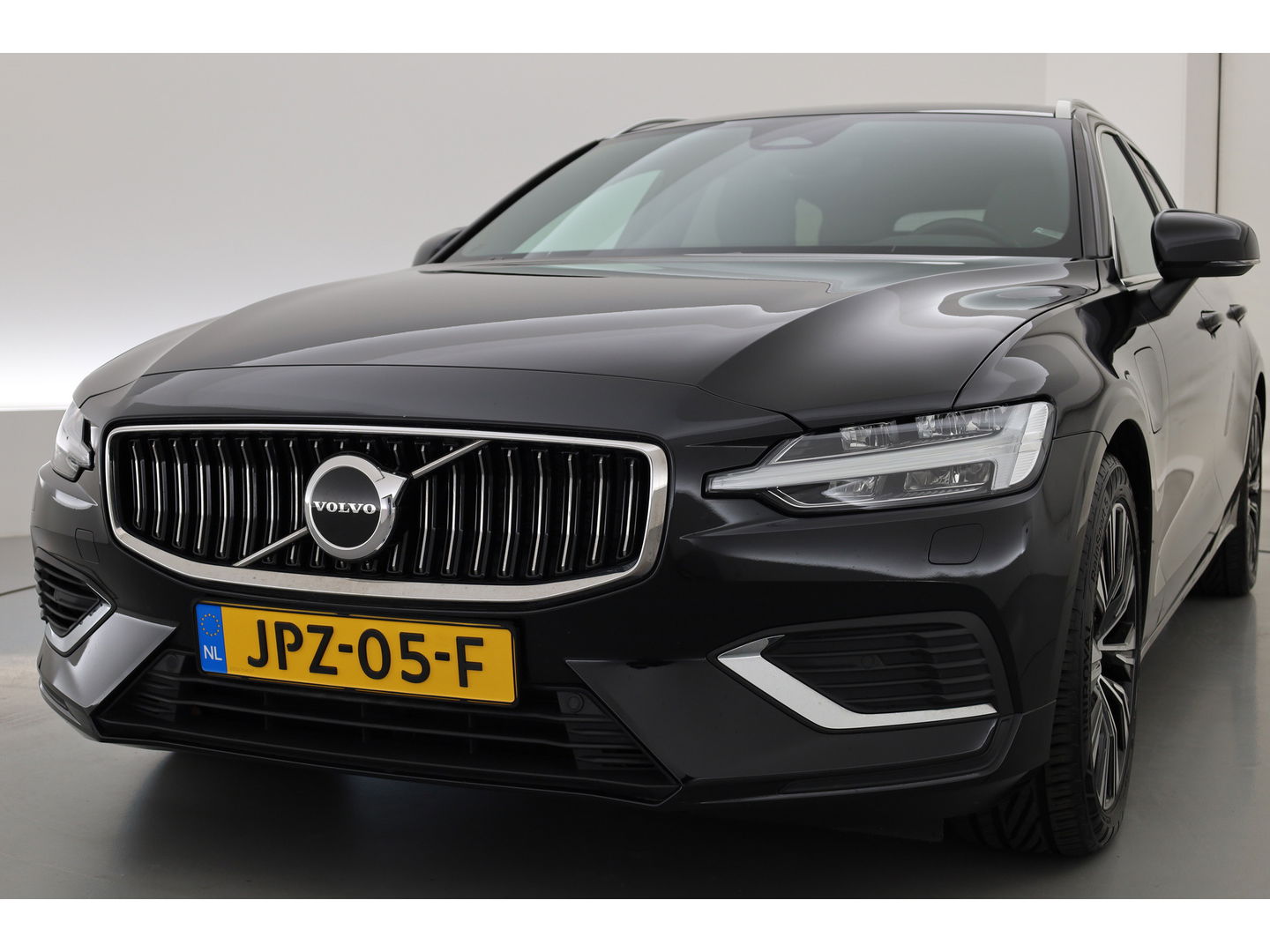 Volvo V60 2.0 T6 Plug-in hybrid AWD Plus Bright | Pilot Ass. | Blis | H&K | Elek. stoel met mem. | Stuur- & 4x stoelverw. |