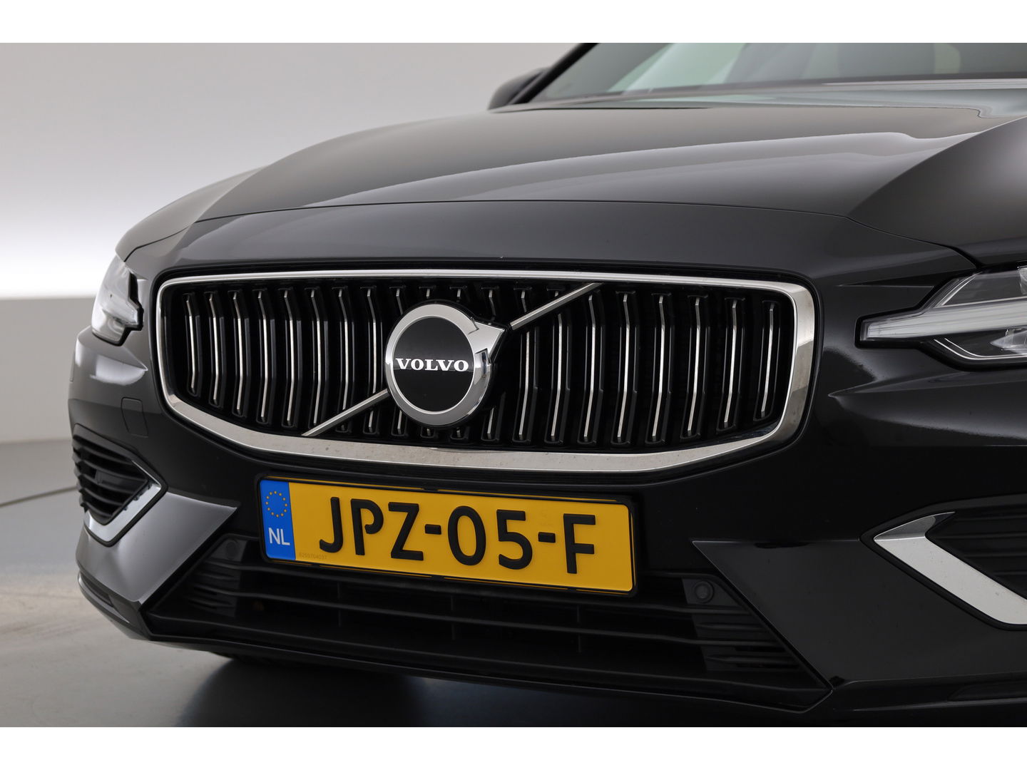 Volvo V60 2.0 T6 Plug-in hybrid AWD Plus Bright | Pilot Ass. | Blis | H&K | Elek. stoel met mem. | Stuur- & 4x stoelverw. |