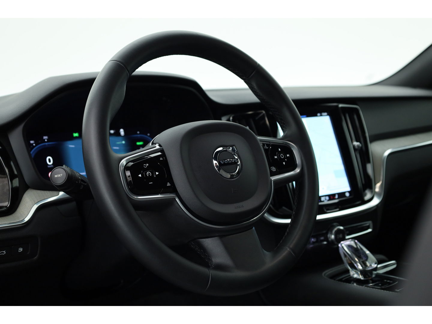 Volvo V60 2.0 T6 Plug-in hybrid AWD Plus Bright | Pilot Ass. | Blis | H&K | Elek. stoel met mem. | Stuur- & 4x stoelverw. |