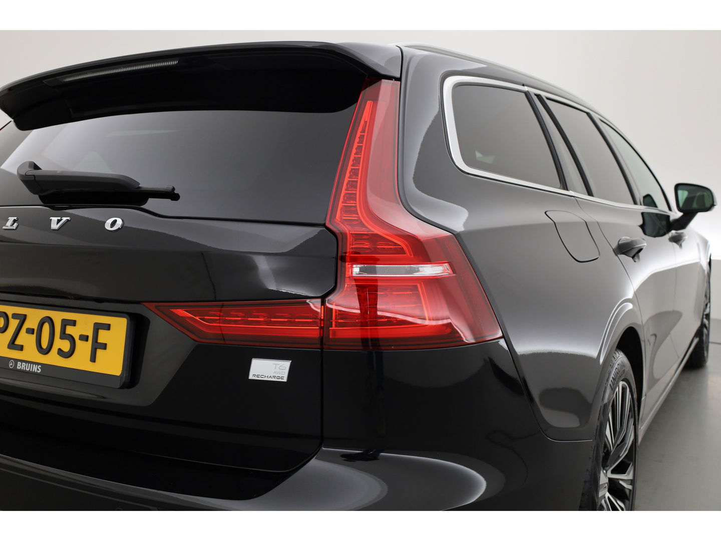 Volvo V60 2.0 T6 Plug-in hybrid AWD Plus Bright | Pilot Ass. | Blis | H&K | Elek. stoel met mem. | Stuur- & 4x stoelverw. |