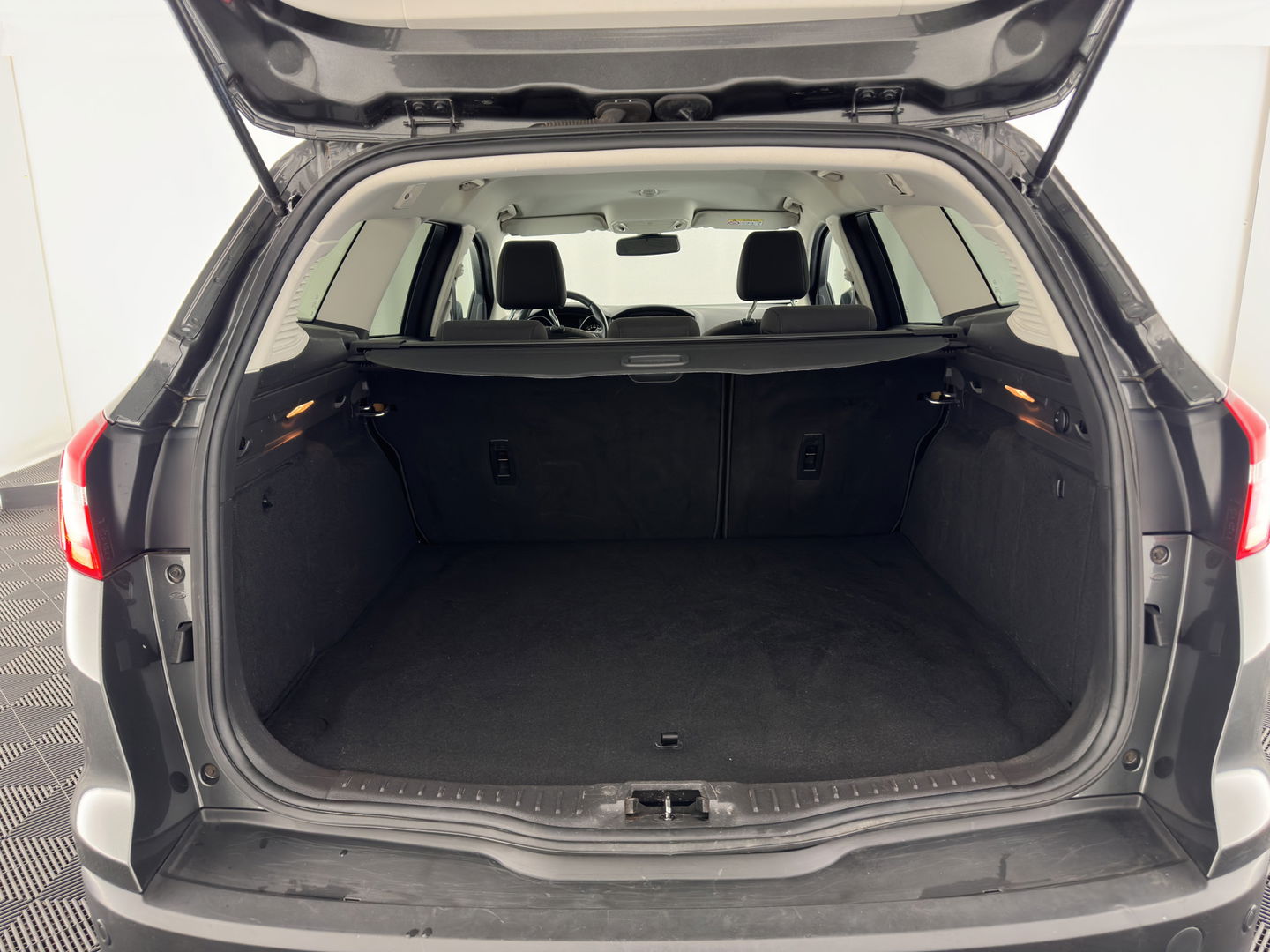 Ford FOCUS Wagon 1.5 TDCI Titanium Lease Edition (INCL-BTW) Aut. *NAVI-FULLMAP | HEATED-COMFORTSEATS | KEYLESS | PRIVACY-GLASS | ECC | SYNC-AUDIO | PDC | CRUISE | 16''ALU*