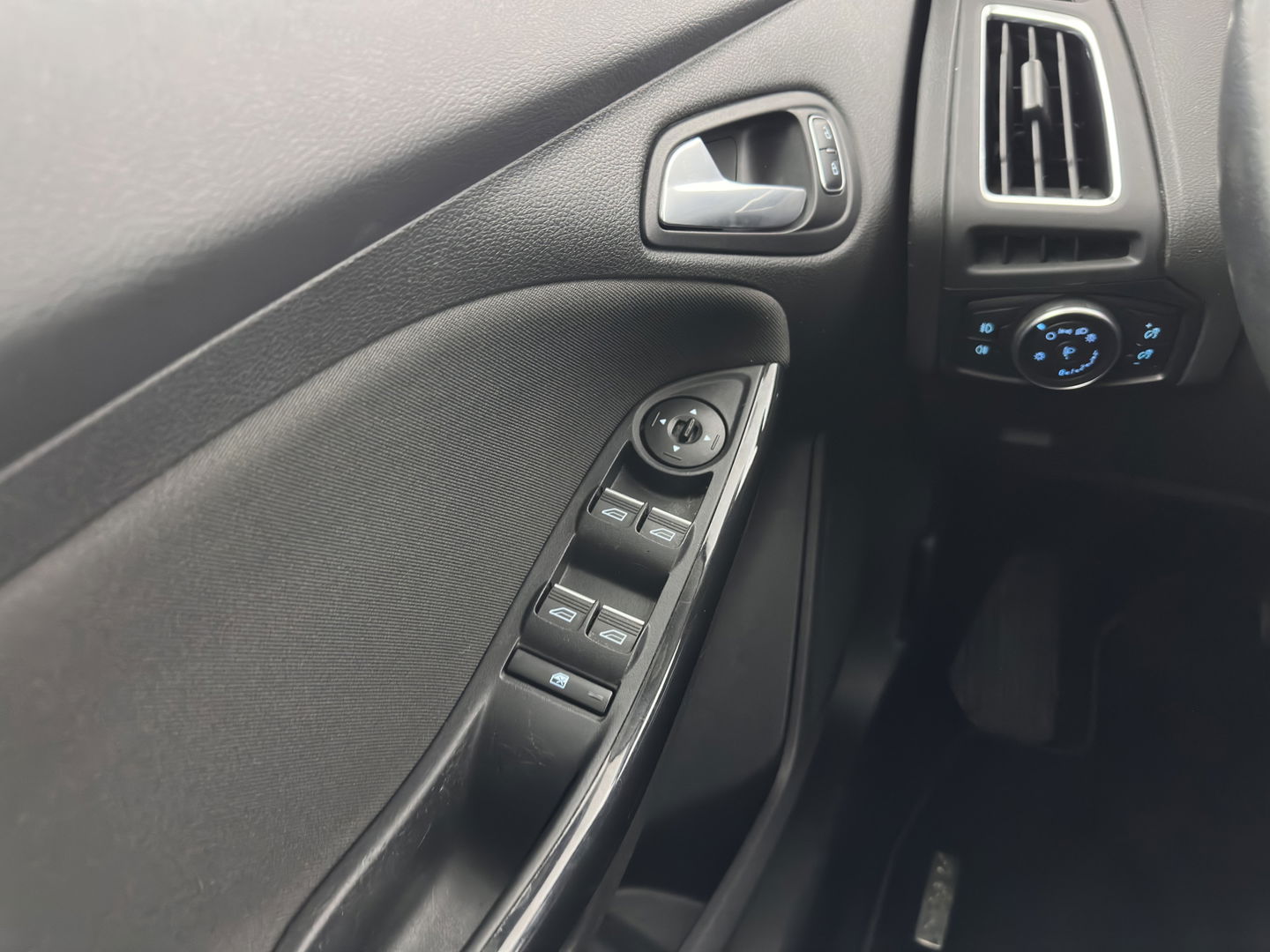 Ford FOCUS Wagon 1.5 TDCI Titanium Lease Edition (INCL-BTW) Aut. *NAVI-FULLMAP | HEATED-COMFORTSEATS | KEYLESS | PRIVACY-GLASS | ECC | SYNC-AUDIO | PDC | CRUISE | 16''ALU*