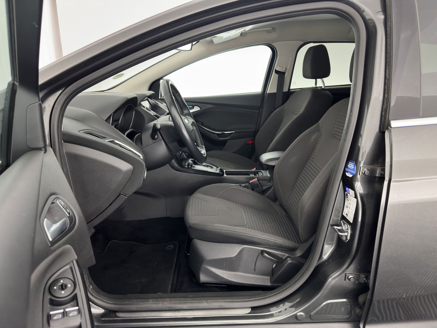 Ford FOCUS Wagon 1.5 TDCI Titanium Lease Edition (INCL-BTW) Aut. *NAVI-FULLMAP | HEATED-COMFORTSEATS | KEYLESS | PRIVACY-GLASS | ECC | SYNC-AUDIO | PDC | CRUISE | 16''ALU*