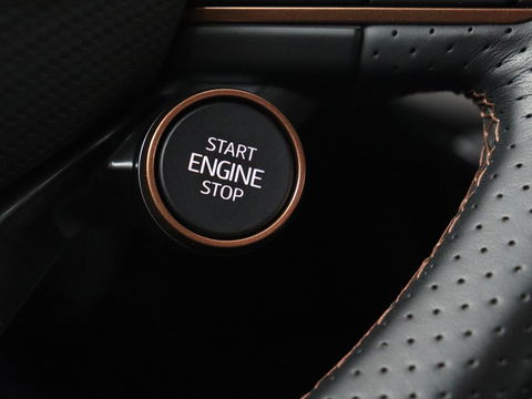 CUPRA Leon 2.0 TSI Cup | 310pk | Trekhaak | Stoel & stuurverwarming | Carplay | Leder | Adaptive cruise | 19'' | CUP Sportstoelen | Navigatie | Full LED | Keyless | Sfeerverlichting