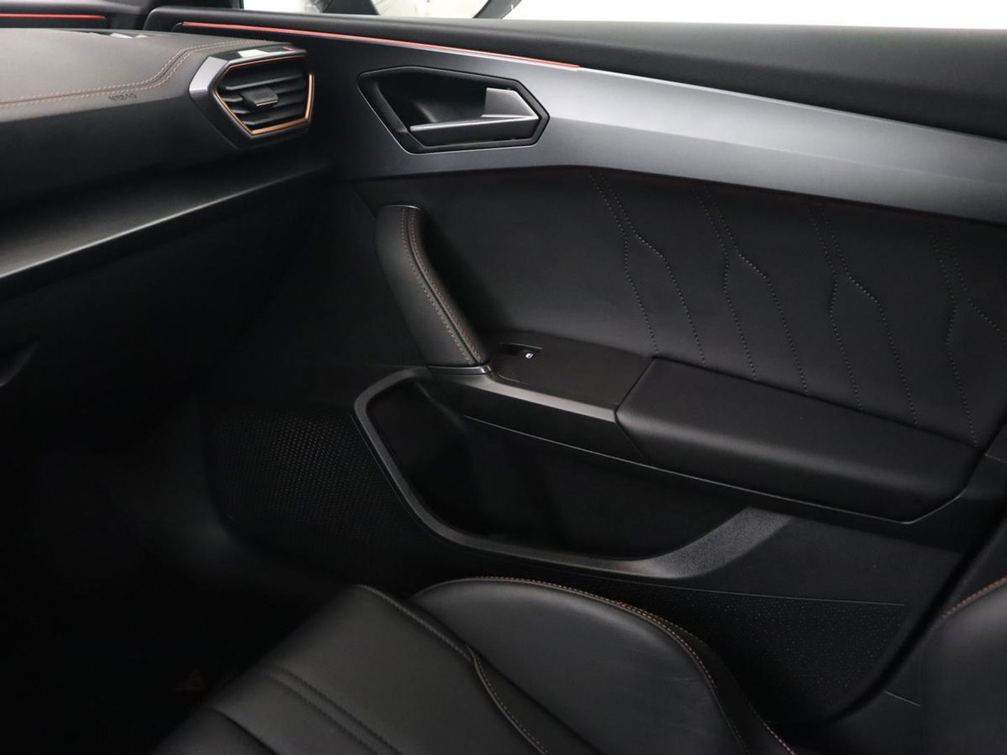 CUPRA Leon 2.0 TSI Cup | 310pk | Trekhaak | Stoel & stuurverwarming | Carplay | Leder | Adaptive cruise | 19'' | CUP Sportstoelen | Navigatie | Full LED | Keyless | Sfeerverlichting