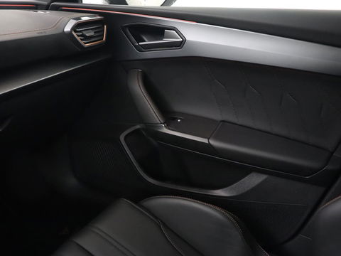 CUPRA Leon 2.0 TSI Cup | 310pk | Trekhaak | Stoel & stuurverwarming | Carplay | Leder | Adaptive cruise | 19'' | CUP Sportstoelen | Navigatie | Full LED | Keyless | Sfeerverlichting