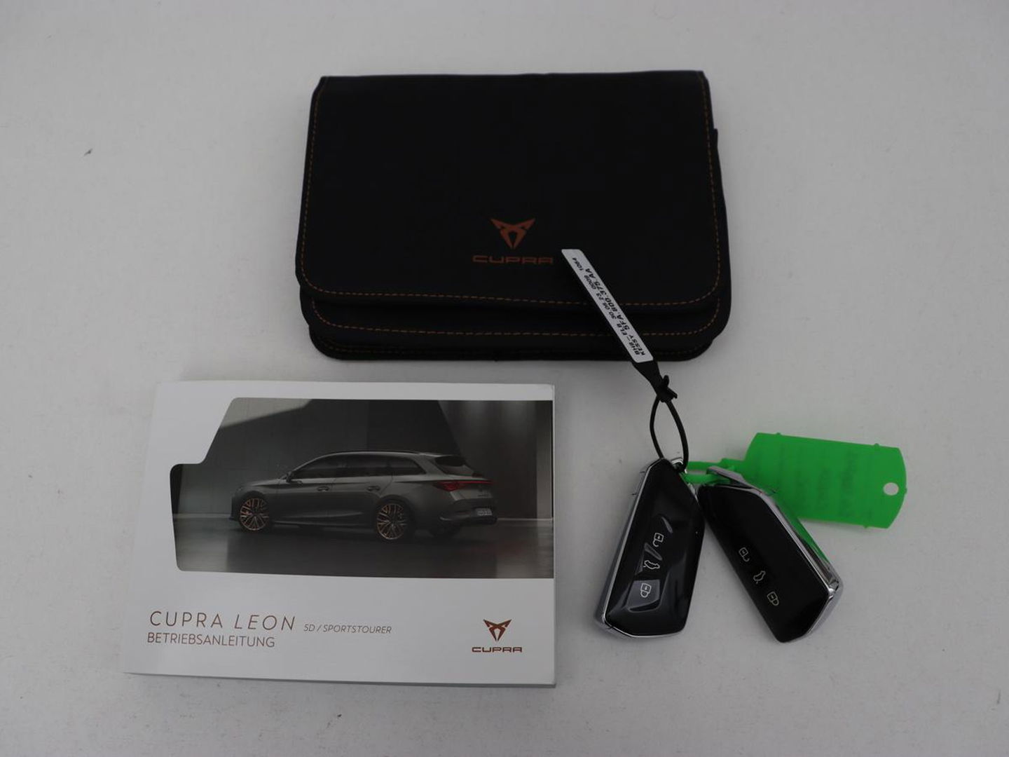 CUPRA Leon 2.0 TSI Cup | 310pk | Trekhaak | Stoel & stuurverwarming | Carplay | Leder | Adaptive cruise | 19'' | CUP Sportstoelen | Navigatie | Full LED | Keyless | Sfeerverlichting