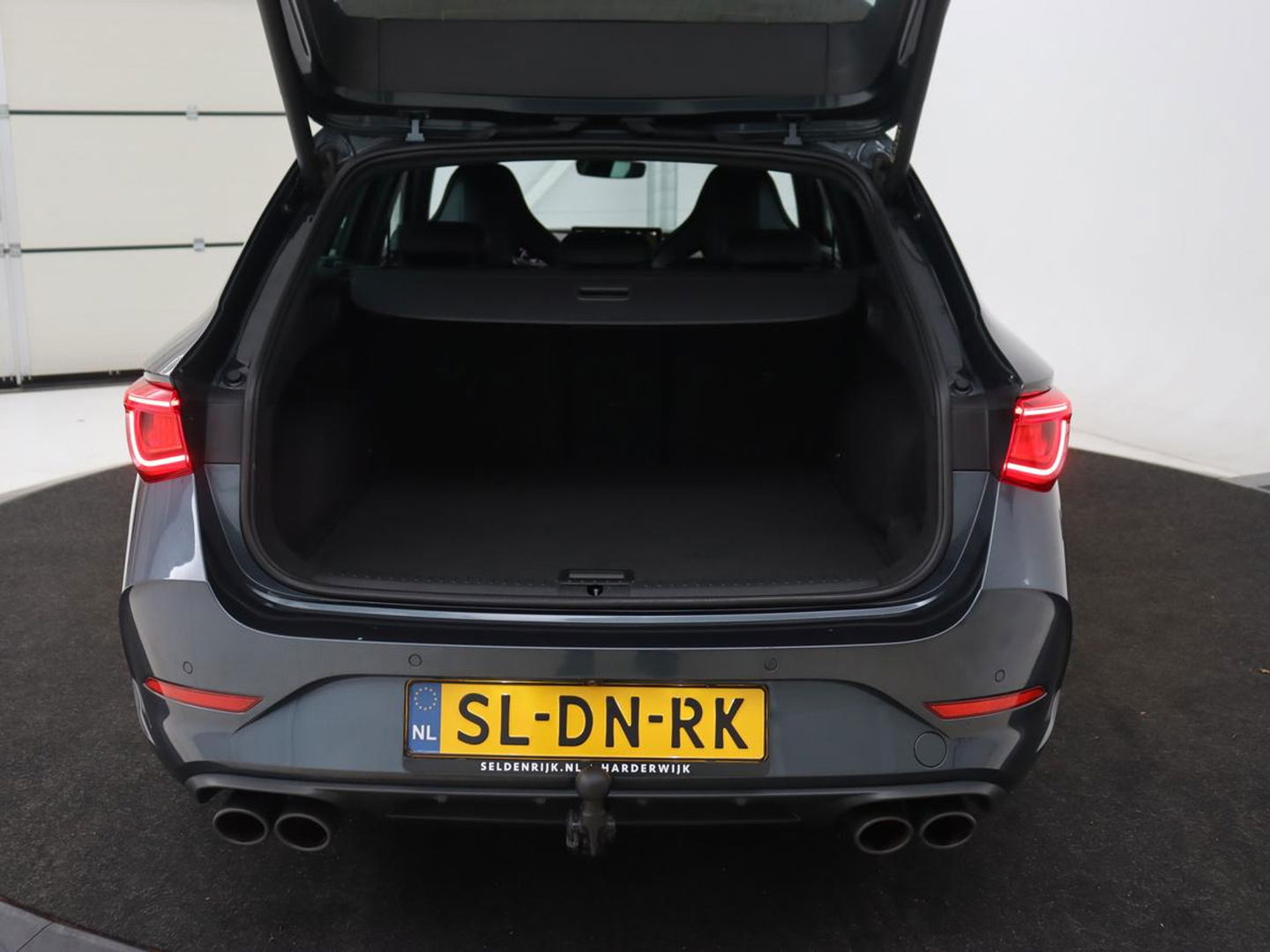 CUPRA Leon 2.0 TSI Cup | 310pk | Trekhaak | Stoel & stuurverwarming | Carplay | Leder | Adaptive cruise | 19'' | CUP Sportstoelen | Navigatie | Full LED | Keyless | Sfeerverlichting