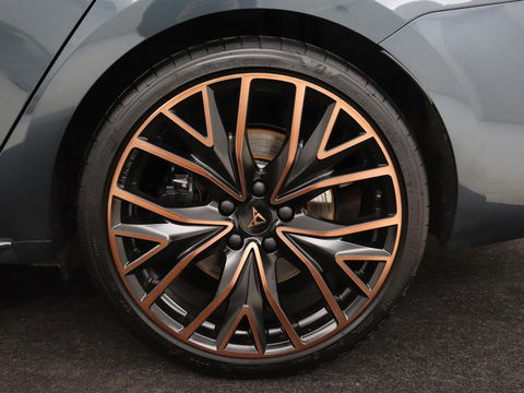 CUPRA Leon 2.0 TSI Cup | 310pk | Trekhaak | Stoel & stuurverwarming | Carplay | Leder | Adaptive cruise | 19'' | CUP Sportstoelen | Navigatie | Full LED | Keyless | Sfeerverlichting