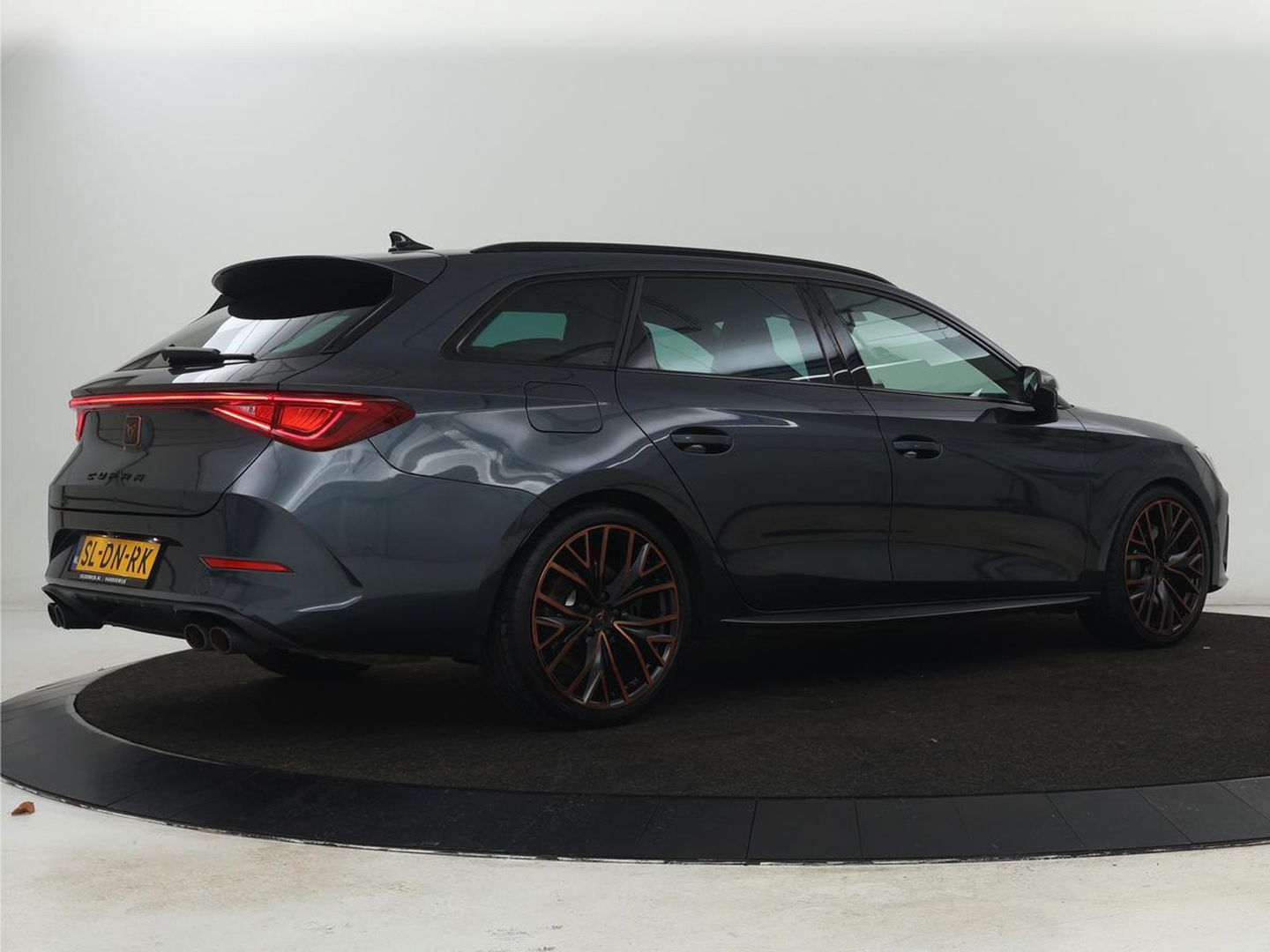 CUPRA Leon 2.0 TSI Cup | 310pk | Trekhaak | Stoel & stuurverwarming | Carplay | Leder | Adaptive cruise | 19'' | CUP Sportstoelen | Navigatie | Full LED | Keyless | Sfeerverlichting