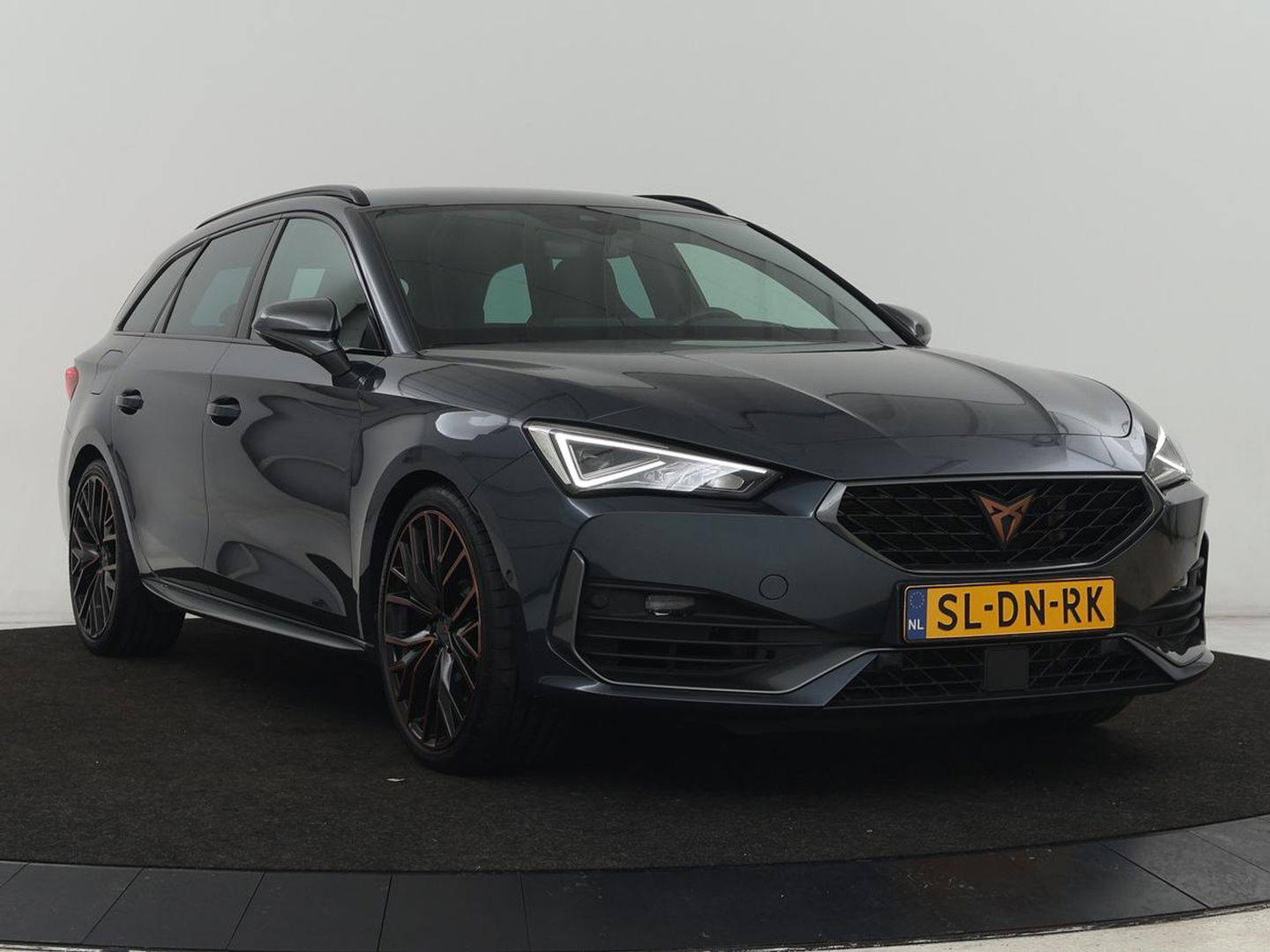 CUPRA Leon 2.0 TSI Cup | 310pk | Trekhaak | Stoel & stuurverwarming | Carplay | Leder | Adaptive cruise | 19'' | CUP Sportstoelen | Navigatie | Full LED | Keyless | Sfeerverlichting
