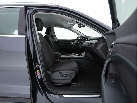 Audi e-tron 50 Quattro *ELECTRO-MOTOR AUDIBLE* Launch edition 71 kWh [ 3-Fase ] {SOH-100%} (INCL-BTW) Aut. *FULL-LED | DIGI-COCKPIT | NAVI-FULLMAP | HEATED-COMFORTSEATS | KEYLESS | AUDI-SOUND | SHIFT-PADDLES | ECC | PDC | CRUISE | 20''ALU*