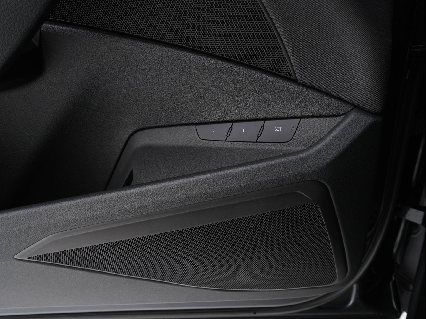 Audi e-tron 50 Quattro *ELECTRO-MOTOR AUDIBLE* Launch edition 71 kWh [ 3-Fase ] {SOH-100%} (INCL-BTW) Aut. *FULL-LED | DIGI-COCKPIT | NAVI-FULLMAP | HEATED-COMFORTSEATS | KEYLESS | AUDI-SOUND | SHIFT-PADDLES | ECC | PDC | CRUISE | 20''ALU*