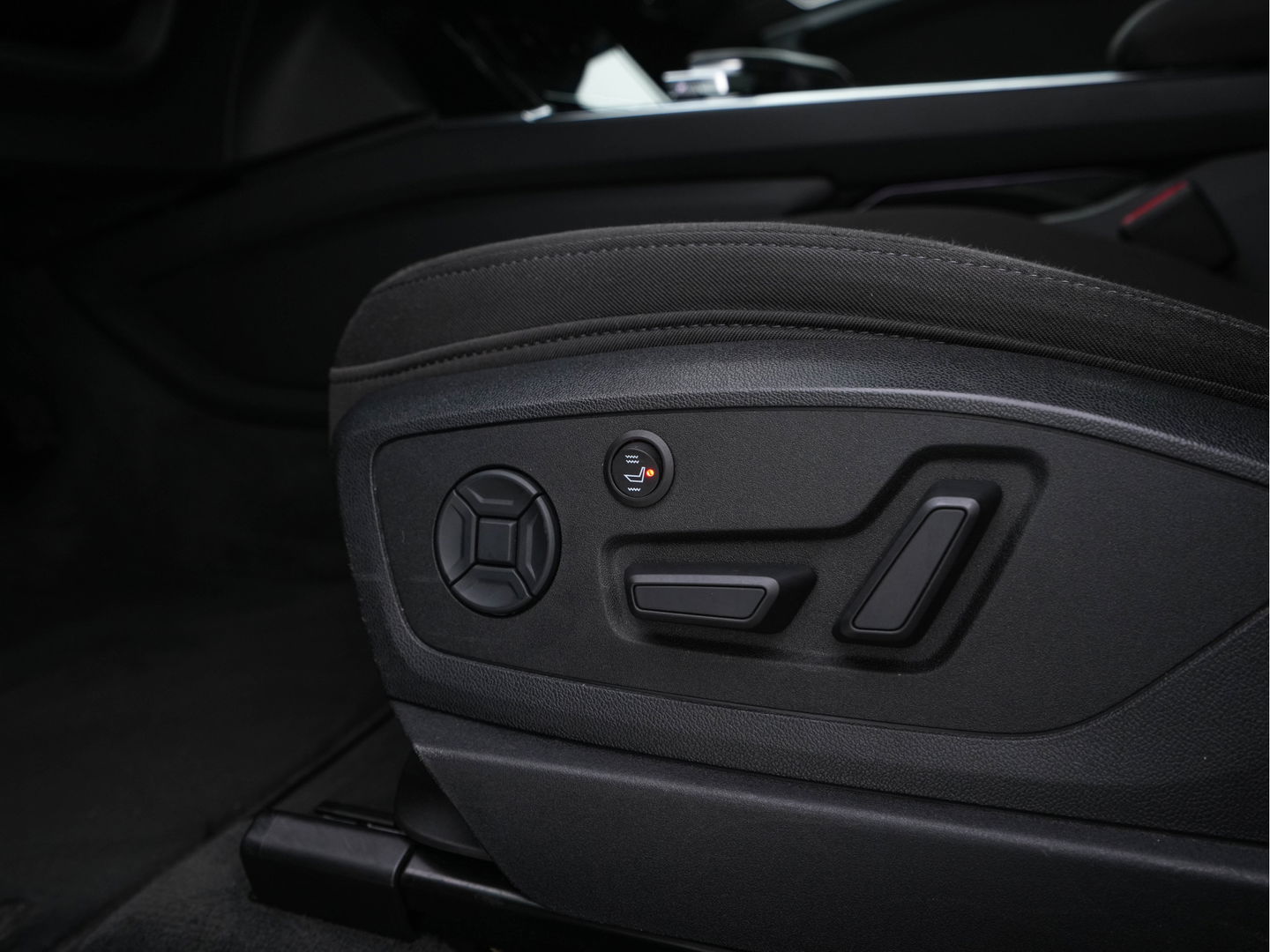 Audi e-tron 50 Quattro *ELECTRO-MOTOR AUDIBLE* Launch edition 71 kWh [ 3-Fase ] {SOH-100%} (INCL-BTW) Aut. *FULL-LED | DIGI-COCKPIT | NAVI-FULLMAP | HEATED-COMFORTSEATS | KEYLESS | AUDI-SOUND | SHIFT-PADDLES | ECC | PDC | CRUISE | 20''ALU*