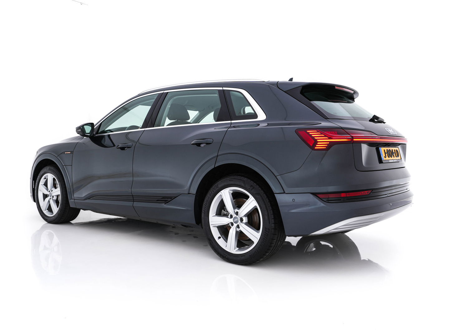 Audi e-tron 50 Quattro *ELECTRO-MOTOR AUDIBLE* Launch edition 71 kWh [ 3-Fase ] {SOH-100%} (INCL-BTW) Aut. *FULL-LED | DIGI-COCKPIT | NAVI-FULLMAP | HEATED-COMFORTSEATS | KEYLESS | AUDI-SOUND | SHIFT-PADDLES | ECC | PDC | CRUISE | 20''ALU*