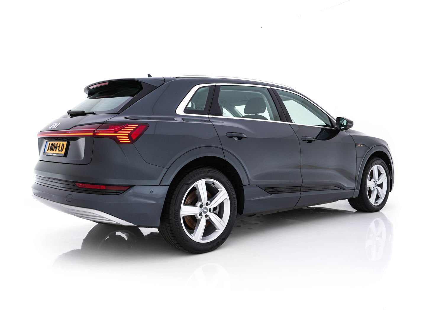 Audi e-tron 50 Quattro *ELECTRO-MOTOR AUDIBLE* Launch edition 71 kWh [ 3-Fase ] {SOH-100%} (INCL-BTW) Aut. *FULL-LED | DIGI-COCKPIT | NAVI-FULLMAP | HEATED-COMFORTSEATS | KEYLESS | AUDI-SOUND | SHIFT-PADDLES | ECC | PDC | CRUISE | 20''ALU*