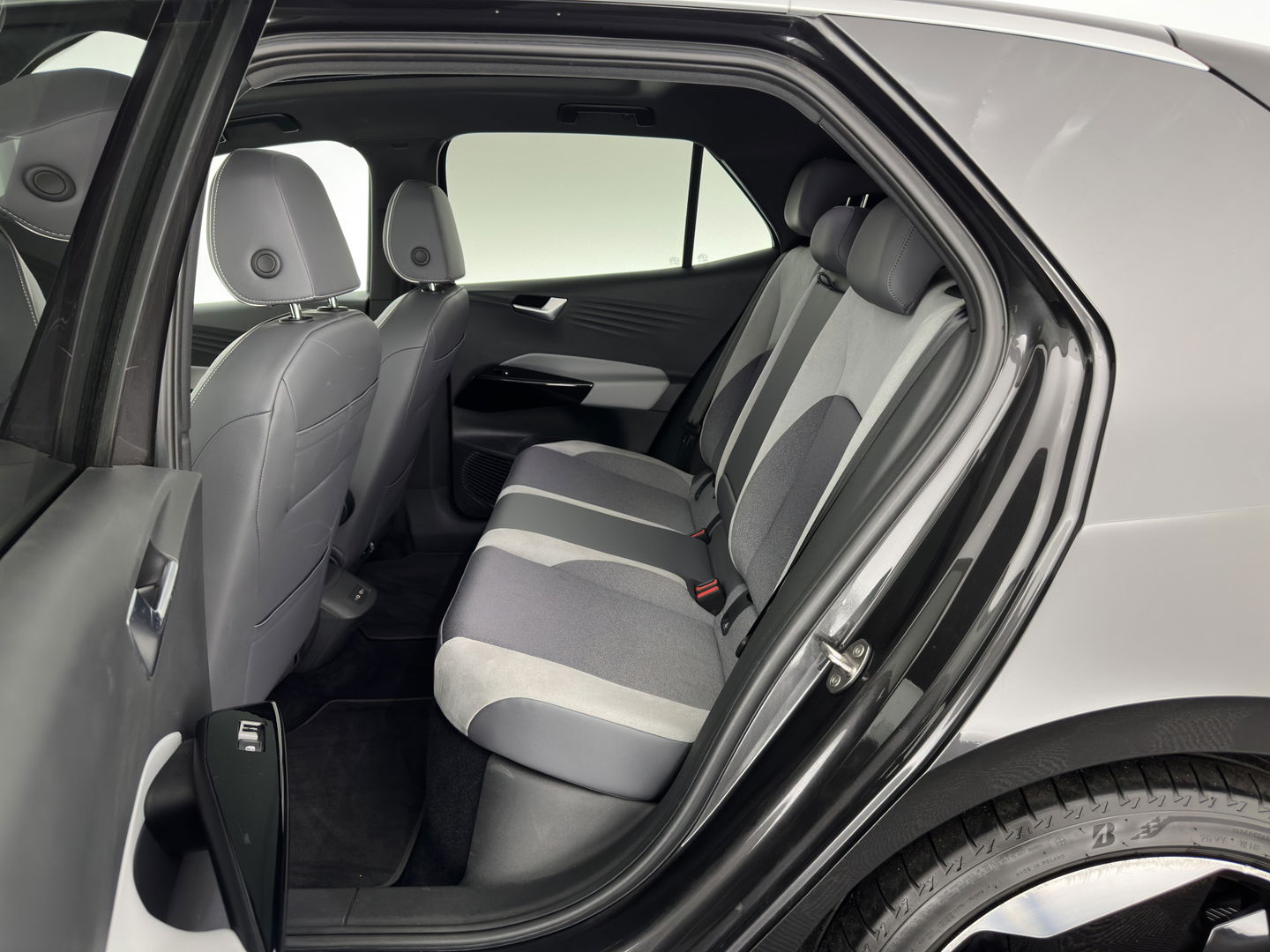 Volkswagen ID.3 First Max 58 kWh [ 3-Fase ] {SOH-90%} (INCL-BTW) *PANO | HEAD-UP | ADAPTIVE-CRUISE | FULL-LED | BLIND-SPOT | CAMERA | KEYLESS | MICROFIBRE | AMBIENT-LIGHT | NAVI-FULLMAP | DAB+ | ECC | HEATED-SPORTSEATS | DIGI-COCKPIT | 20"ALU*