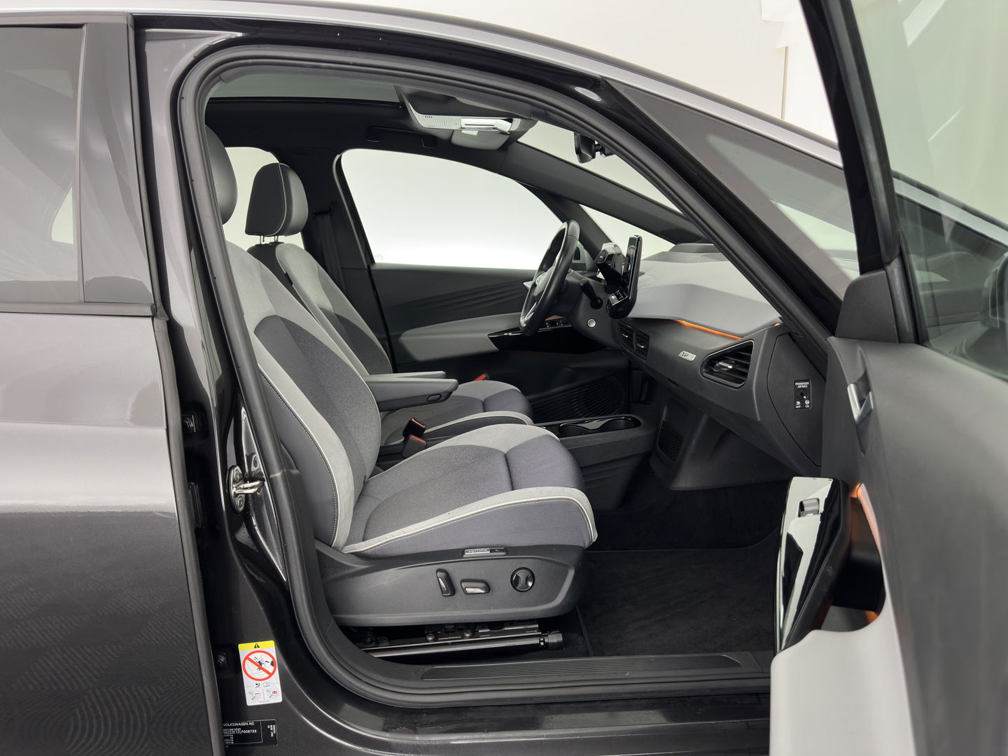 Volkswagen ID.3 First Max 58 kWh [ 3-Fase ] {SOH-90%} (INCL-BTW) *PANO | HEAD-UP | ADAPTIVE-CRUISE | FULL-LED | BLIND-SPOT | CAMERA | KEYLESS | MICROFIBRE | AMBIENT-LIGHT | NAVI-FULLMAP | DAB+ | ECC | HEATED-SPORTSEATS | DIGI-COCKPIT | 20"ALU*