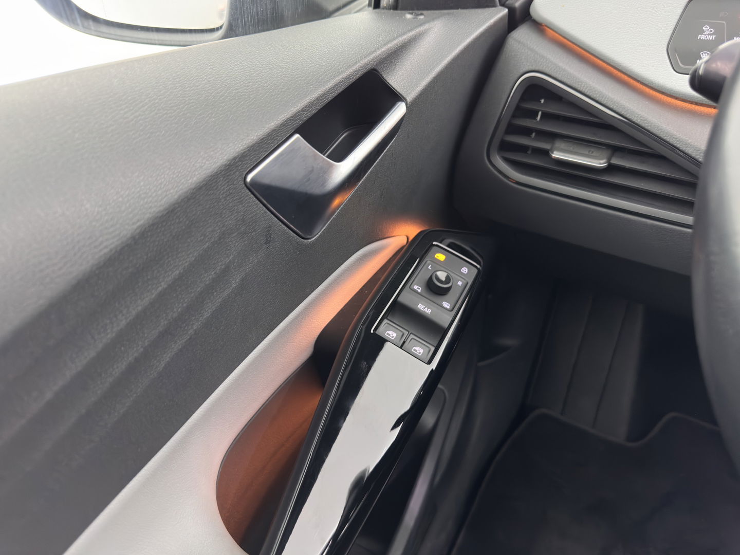 Volkswagen ID.3 First Max 58 kWh [ 3-Fase ] {SOH-90%} (INCL-BTW) *PANO | HEAD-UP | ADAPTIVE-CRUISE | FULL-LED | BLIND-SPOT | CAMERA | KEYLESS | MICROFIBRE | AMBIENT-LIGHT | NAVI-FULLMAP | DAB+ | ECC | HEATED-SPORTSEATS | DIGI-COCKPIT | 20"ALU*