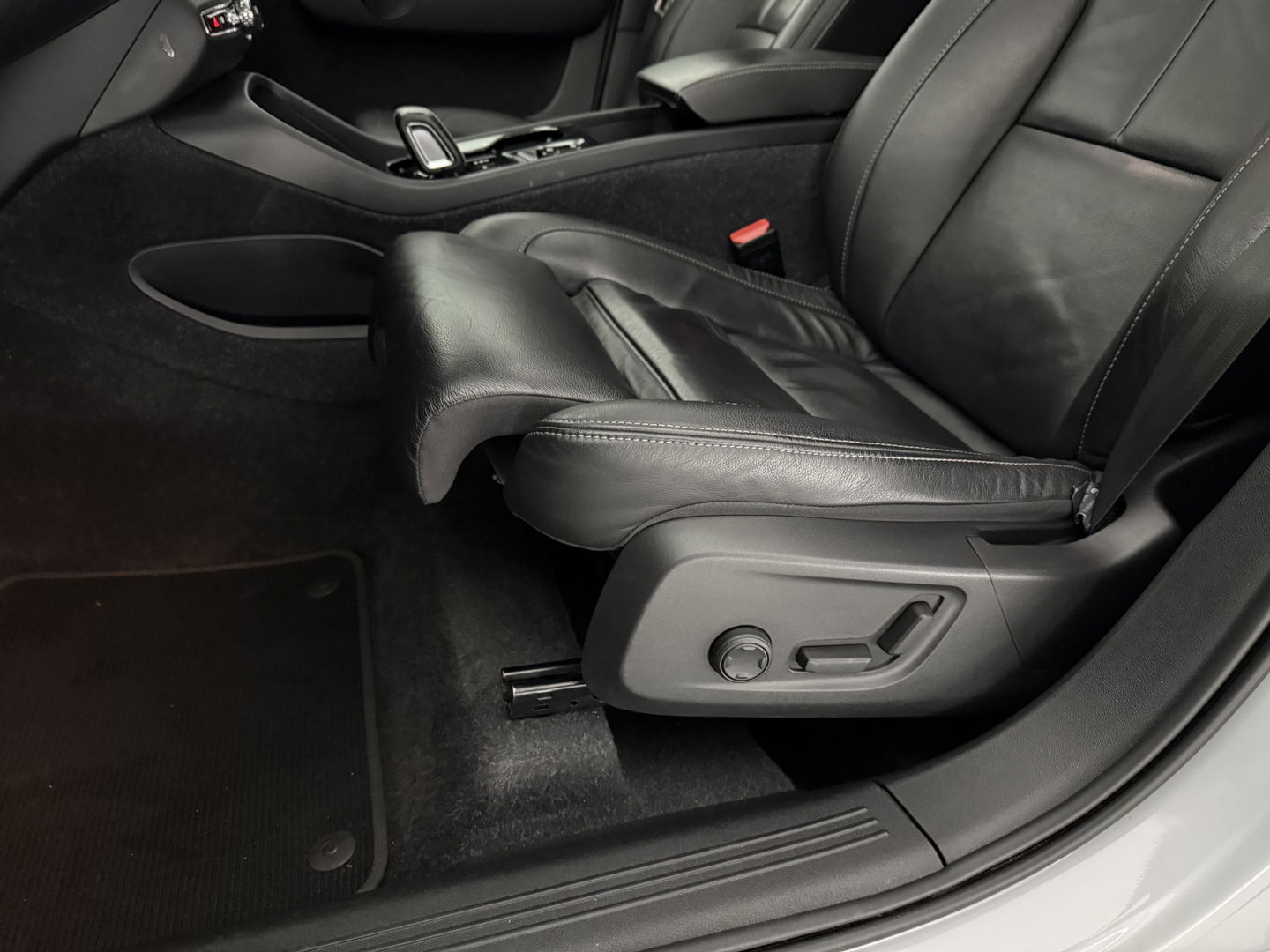 Volvo XC40 1.5 T5 Recharge R-Design | SOH 90% | Pano | H/K | Memory | Stoel/Stuurverw. | Camera | Virtual | Carplay