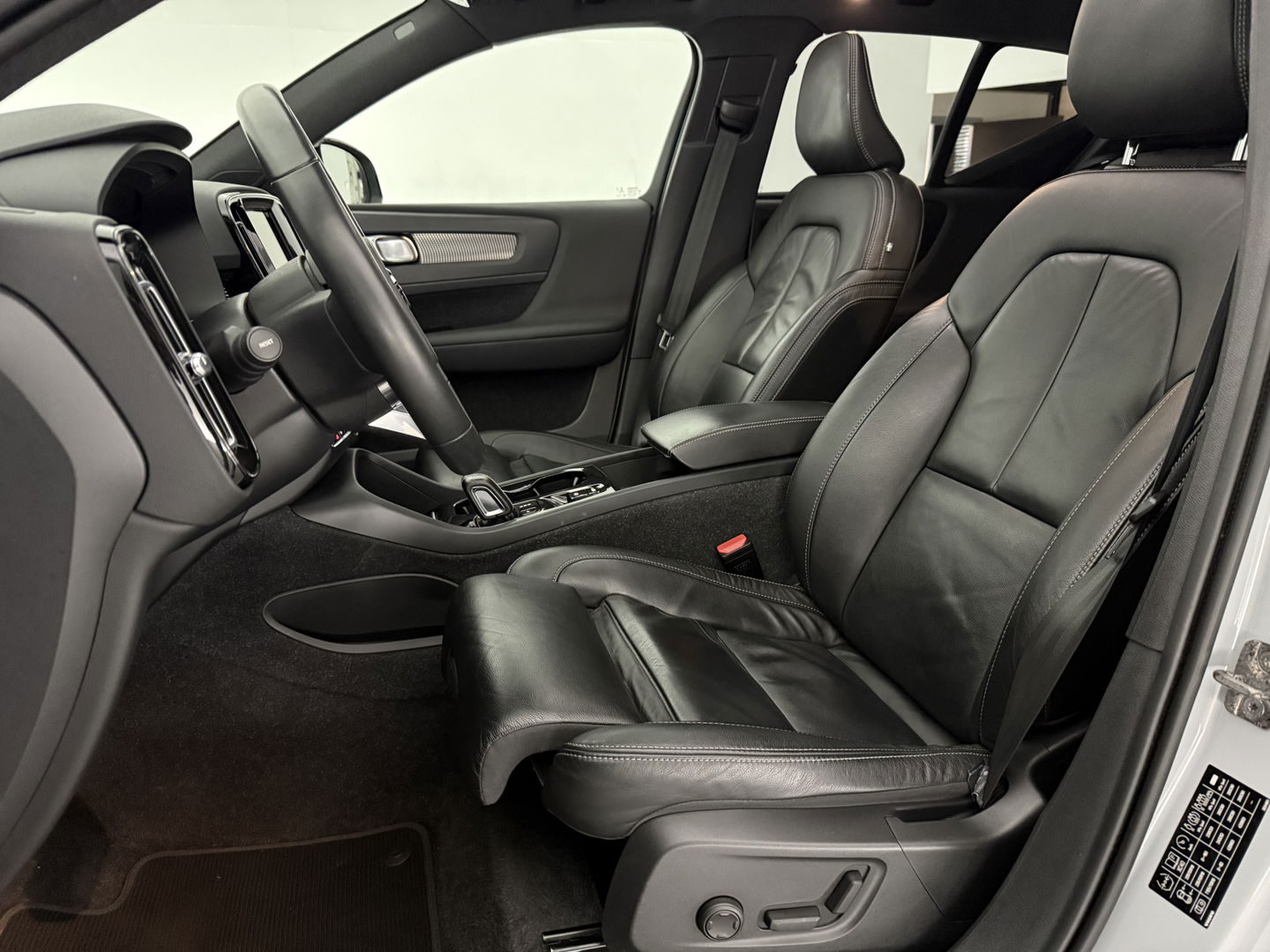 Volvo XC40 1.5 T5 Recharge R-Design | SOH 90% | Pano | H/K | Memory | Stoel/Stuurverw. | Camera | Virtual | Carplay