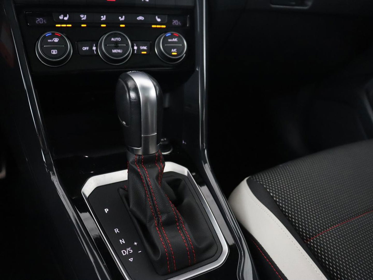 Volkswagen T-Roc 1.5 TSI Sport | 1e eigenaar | Panoramadak | Stoelverwarming | Camera | Carplay | Adaptive cruise | Navigatie | Full LED | Virtual Cockpit | Getint glas | Climate control