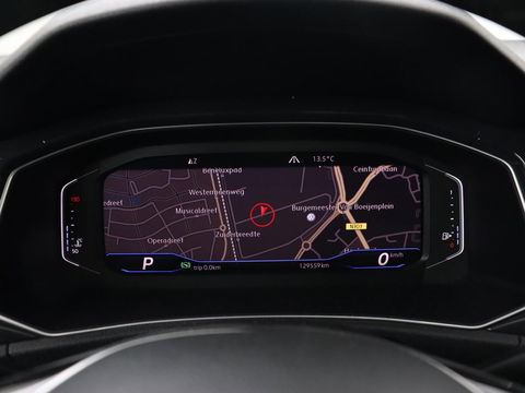 Volkswagen T-Roc 1.5 TSI Sport | 1e eigenaar | Panoramadak | Stoelverwarming | Camera | Carplay | Adaptive cruise | Navigatie | Full LED | Virtual Cockpit | Getint glas | Climate control