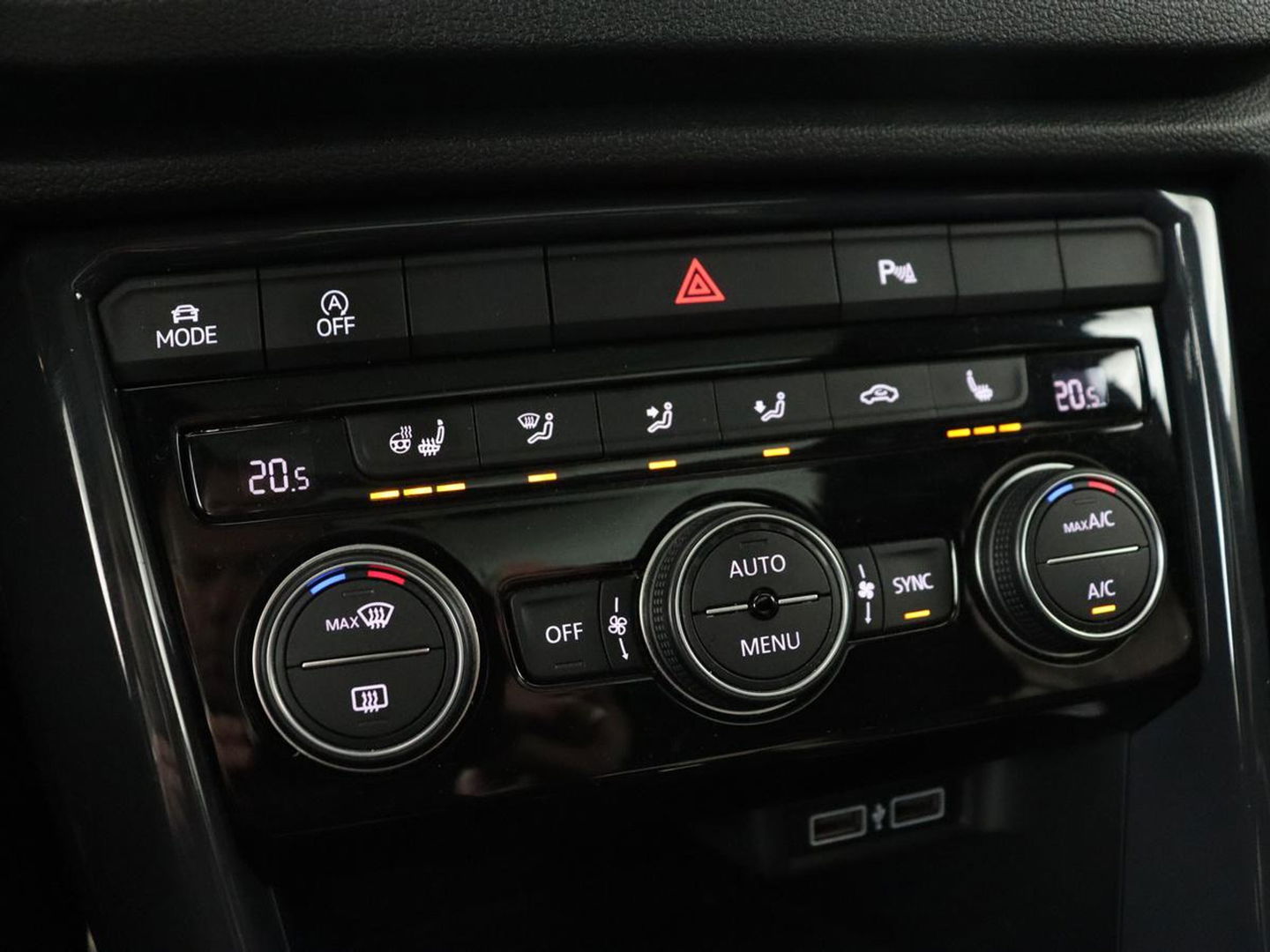 Volkswagen T-Roc 1.5 TSI Sport | 1e eigenaar | Panoramadak | Stoelverwarming | Camera | Carplay | Adaptive cruise | Navigatie | Full LED | Virtual Cockpit | Getint glas | Climate control