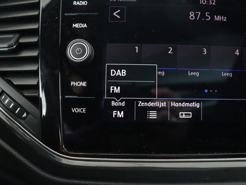 Volkswagen T-Roc 1.5 TSI Sport | 1e eigenaar | Panoramadak | Stoelverwarming | Camera | Carplay | Adaptive cruise | Navigatie | Full LED | Virtual Cockpit | Getint glas | Climate control