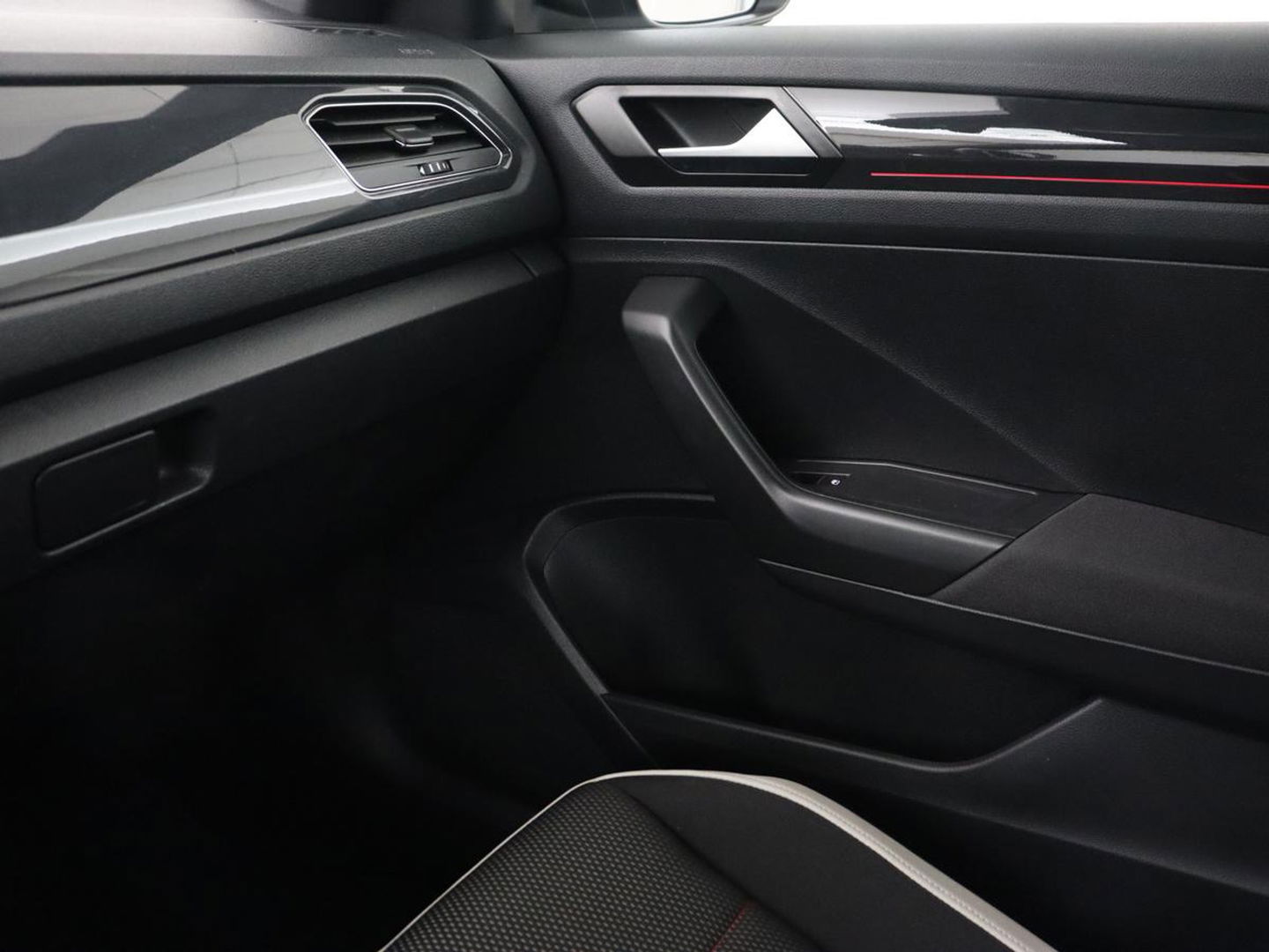 Volkswagen T-Roc 1.5 TSI Sport | 1e eigenaar | Panoramadak | Stoelverwarming | Camera | Carplay | Adaptive cruise | Navigatie | Full LED | Virtual Cockpit | Getint glas | Climate control