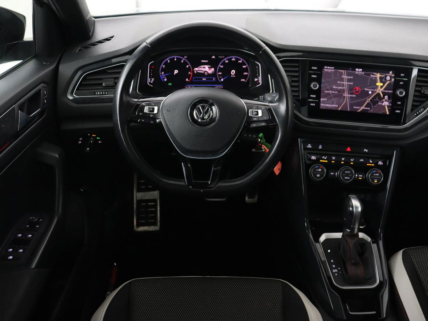 Volkswagen T-Roc 1.5 TSI Sport | 1e eigenaar | Panoramadak | Stoelverwarming | Camera | Carplay | Adaptive cruise | Navigatie | Full LED | Virtual Cockpit | Getint glas | Climate control