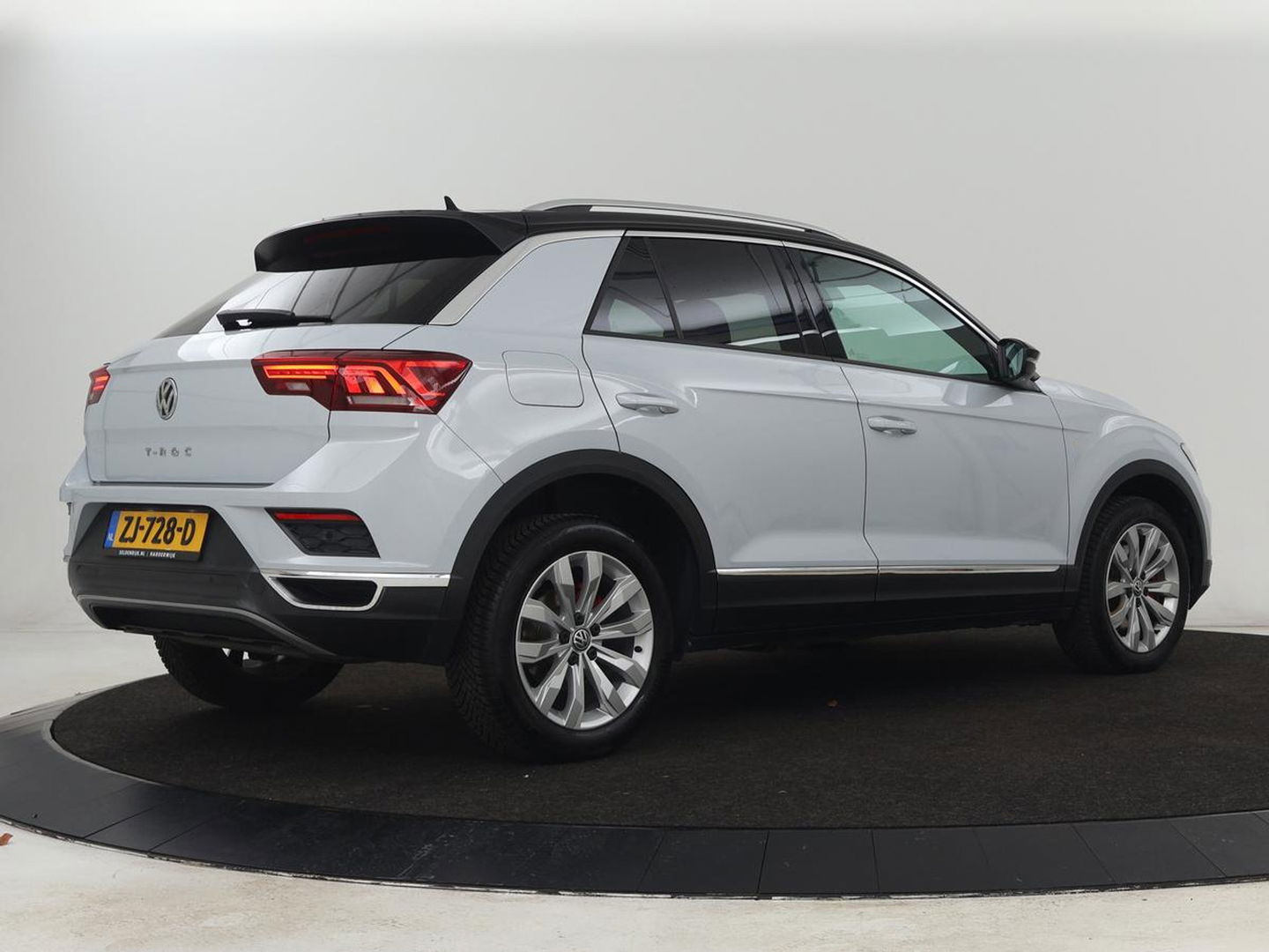 Volkswagen T-Roc 1.5 TSI Sport | 1e eigenaar | Panoramadak | Stoelverwarming | Camera | Carplay | Adaptive cruise | Navigatie | Full LED | Virtual Cockpit | Getint glas | Climate control