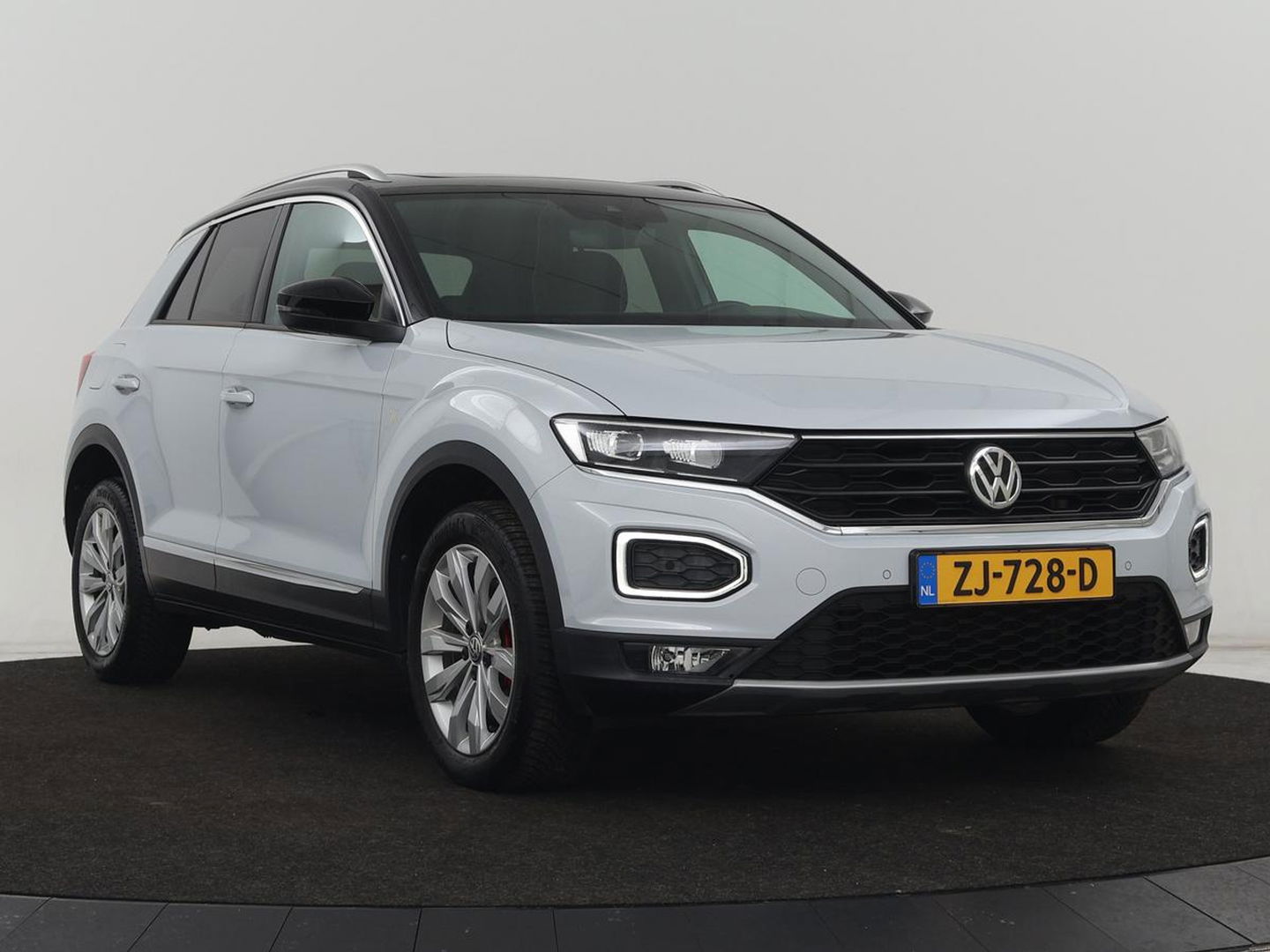 Volkswagen T-Roc 1.5 TSI Sport | 1e eigenaar | Panoramadak | Stoelverwarming | Camera | Carplay | Adaptive cruise | Navigatie | Full LED | Virtual Cockpit | Getint glas | Climate control