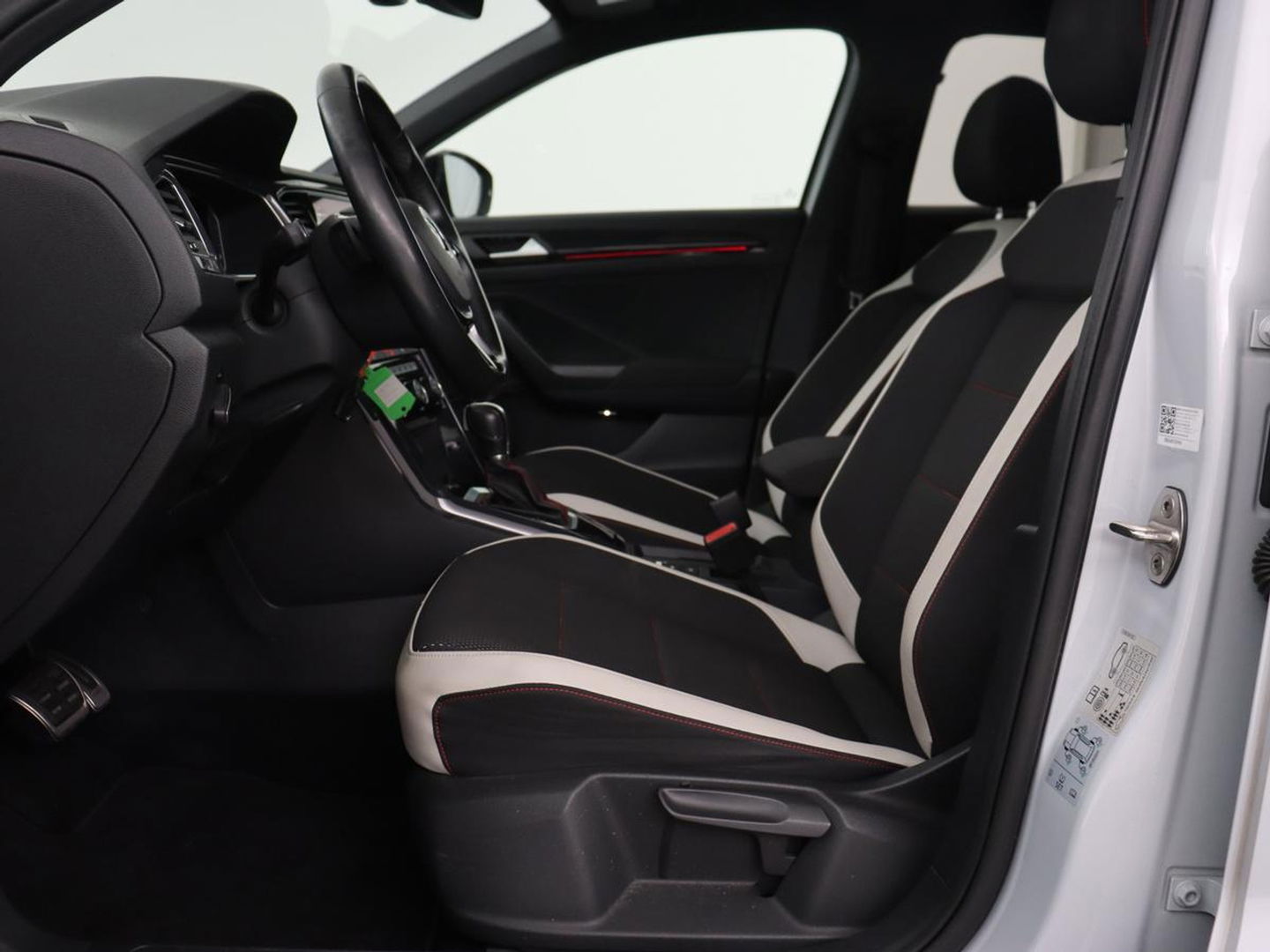 Volkswagen T-Roc 1.5 TSI Sport | 1e eigenaar | Panoramadak | Stoelverwarming | Camera | Carplay | Adaptive cruise | Navigatie | Full LED | Virtual Cockpit | Getint glas | Climate control