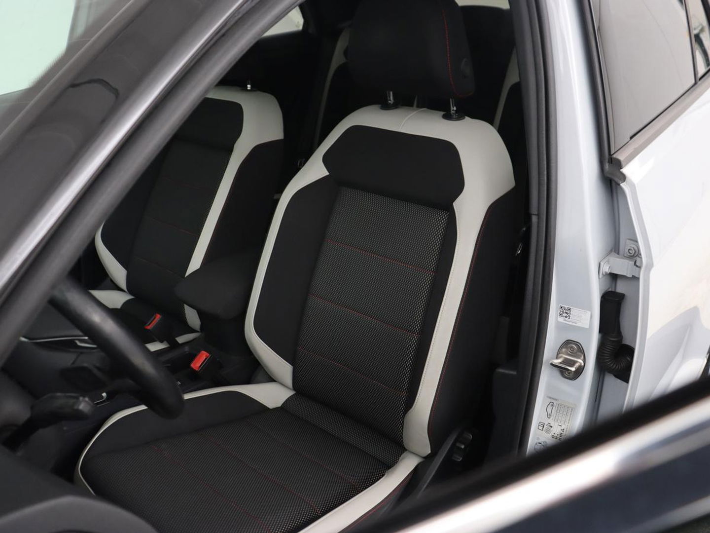 Volkswagen T-Roc 1.5 TSI Sport | 1e eigenaar | Panoramadak | Stoelverwarming | Camera | Carplay | Adaptive cruise | Navigatie | Full LED | Virtual Cockpit | Getint glas | Climate control